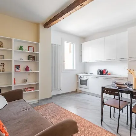 Galluzzi Court With Tower View Daire