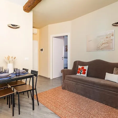 Galluzzi Court With Tower View Daire